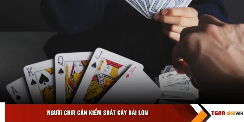 Người chơi cần kiểm soát cây bài lớn